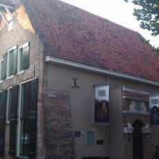 Pakhuis onder forse kap met gepleisterde topgevel in de Noordenbergstraat