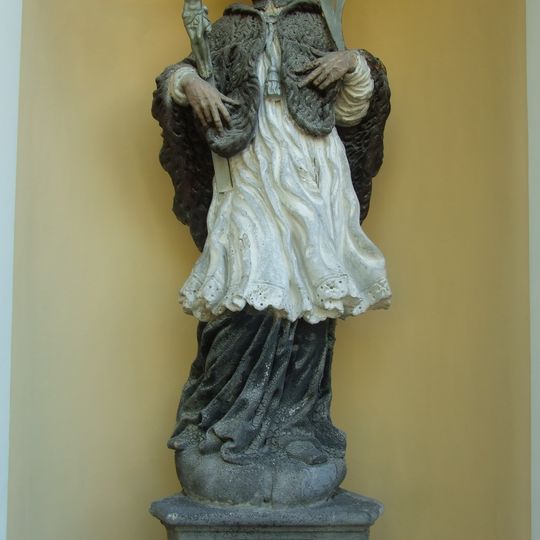 Socha svatého Jana Nepomuckého v nice čp. 30