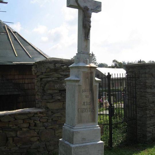 Boží muka na severní straně hřbitova v Lipné