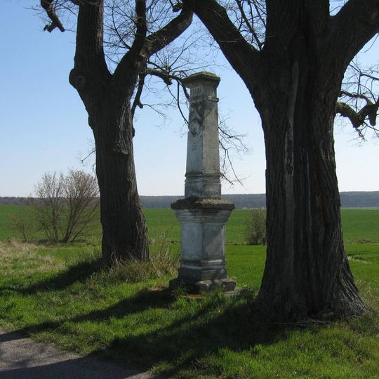Kříž u silnice východně od Kostelního Hlavna