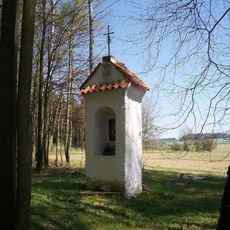 Kaplička jihozápadně od Pořína v lese