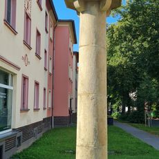 Plastik »Sängerknabe« Franz-Mehring-Straße -