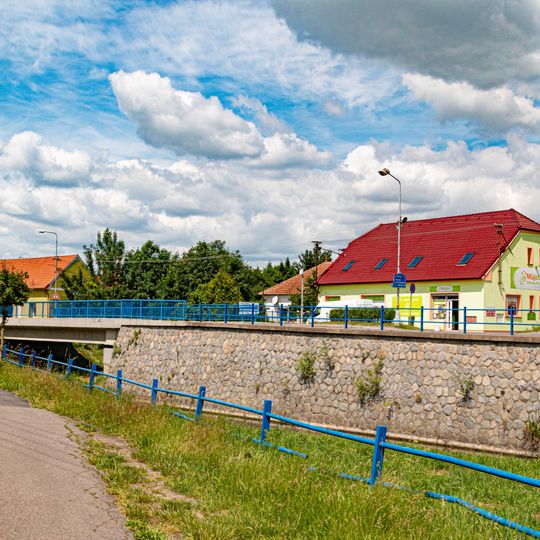 Most Smetanovy ulice přes Ležák v Hrochově Týnci