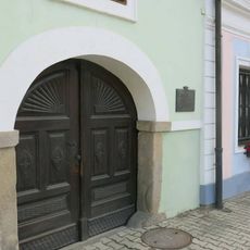 Pamětní deska Jana Pernikáře na domě Husova 10 v Třeboni