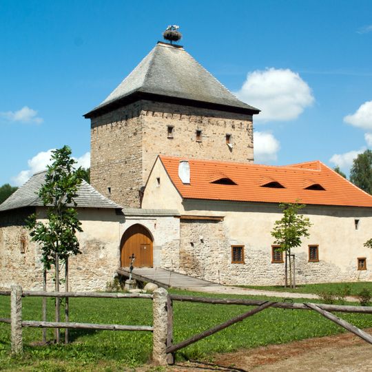 Areál zámku a dvou tvrzí v Kestřanech