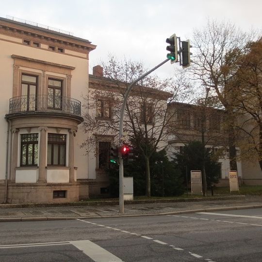 Villa und Nebengebäude , mit Vorgarten Dresdner Straße 66a; 66b
