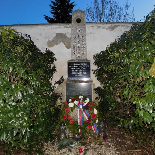 Pomník padlým u školy v Líšnici