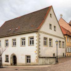 Pfarrhaus in ehemals geschlossener Bebauung und in Ecklage, ehemalige Stadtschreiberei Kirchplatz 5