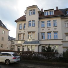 Mietshaus in halboffener Bebauung mit Vorgarten Helmholtzstraße 17