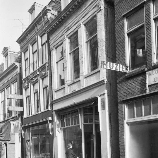 Pand met door schijnpilasters tussen de vensterdammen gelede verdieping verdieping