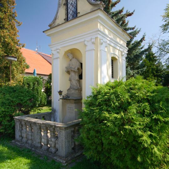 Zvonice se sochou svatého Jana Nepomuckého