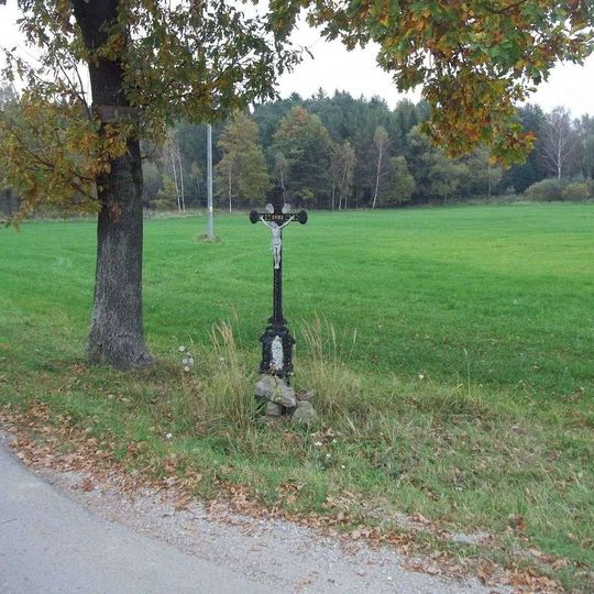 Kříž u Kostelní Radouně u křižovatky