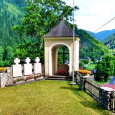 Kreuzweg mit Kapellen und Kriegerdenkmal