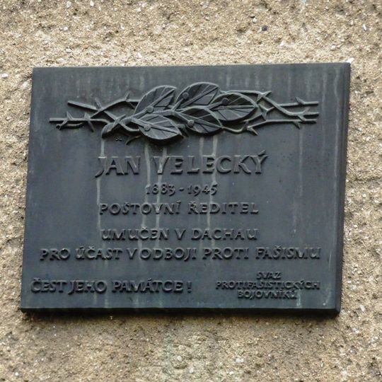 Pamětní deska Jana Veleckého na domě Veleckého 1830/4 v Židenicích