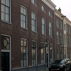 Pand met bakstenen gevel en rechte kroonlijst