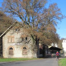 Sommerlinden vor Bahnhofsgebäude