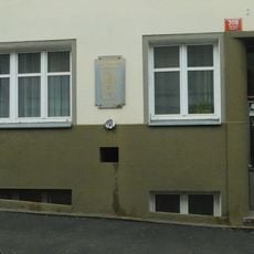 Pamětní deska obětem náletu 5. 5. 1945 na domě Šlikova 306/50 na Břevnově