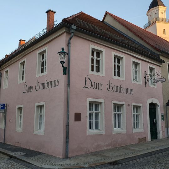 Wohnhaus mit historischer Gaststätte in geschlossener Bebauung und Ecklage Kirchstraße 10