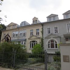Wohnhaus in geschlossener Bebauung mit Vorgarten und Einfriedung Agricolastraße 25