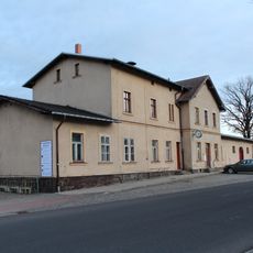 Empfangsgebäude, Güterboden, Lokschuppen, mechanisches Stellwerk (Einzeldenkmal zu ID-Nr. 09288200) Bahnhofstraße 5