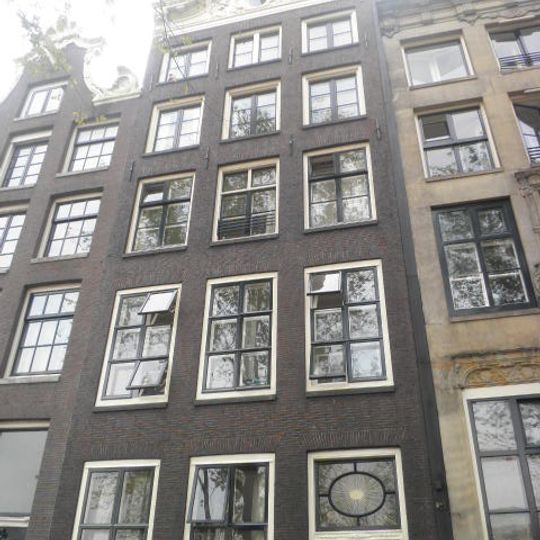 Pand met gevel onder rijk gesneden verhoogde lijst met opzetstuk