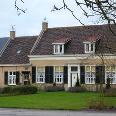 Boerderijcomplex: Woonhuis in ambachtelijk-Ttraditionele bouwstijl met Neo-Classicistische elementen