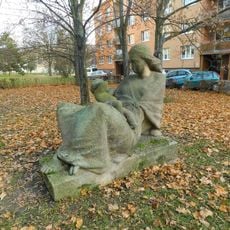 Socha ženy s dítětem v Hořicích