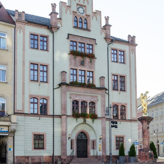 Rathaus in halboffener Bebauung und Ecklage Markt 32