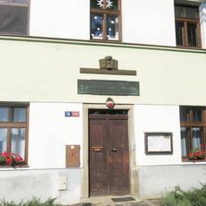 Pamětní deska Bedřicha Hrozného na Náměstí Bedřicha Hrozného 16/442 v Lysé nad Labem