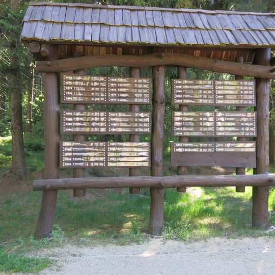 Pamětní deska vítězů Jizerské padesátky v Bedřichově