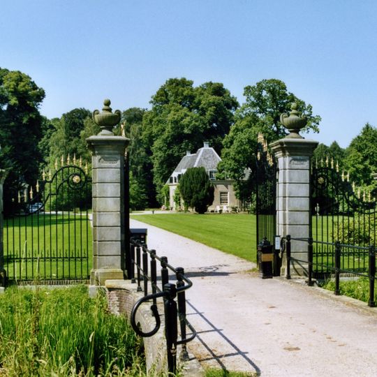 Huis te Windesheim, bouwhuizen en hek met hekpijlers