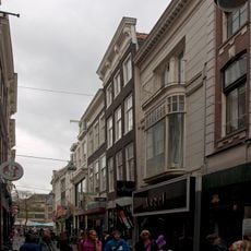 Pand met gevel met rechte kroonlijst op gesneden consoles