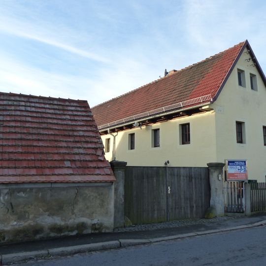 Bauernhof mit Wohnstallhaus, Scheune und Seitengebäude Hauptstraße 6