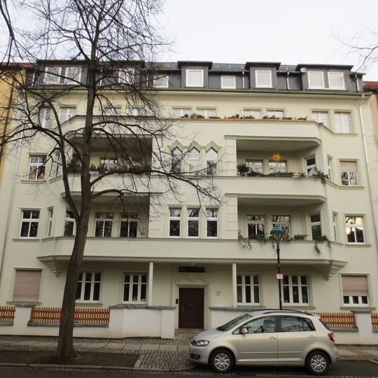 Mietshaus in geschlossener Bebauung mit Vorgarten und Einfriedung Uhlichstraße 30