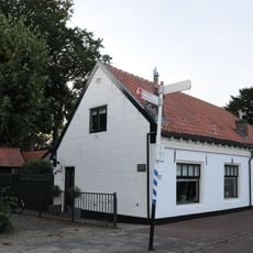 Verdiepingloos pand onder dwarsgeplaatste pannendak