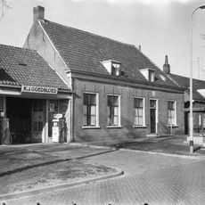 L-vormig huis met schilddaken