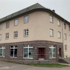 Sachgesamtheit Wohnanlage Bergstraße/Ecke Mittelstraße, bestehend aus U-förmig und L-förmig angeordneten Mehrfamilienhäusern (alle Sachgesamtheitsteile) Bergstraße 2; 4; 5; 6; 7; 9; 11; 13