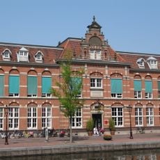 Tehuis en kantoorgebouw in Neo-Hollandse Renaissance stijl ten behoeve van de Van Limmikstichting