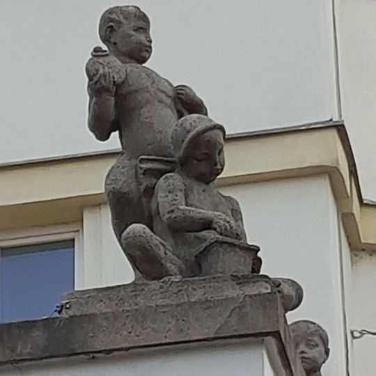 Socha Děti spořící do kasičky