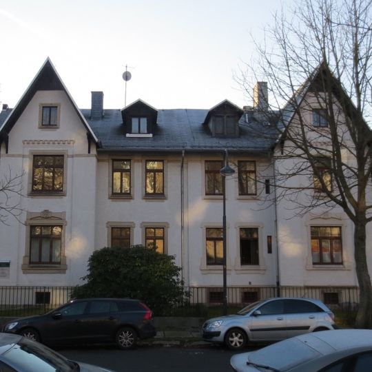 Doppelmietshaus in offener Bebauung, mit Einfriedung und Garten Heinrich-Beck-Straße 57; 59