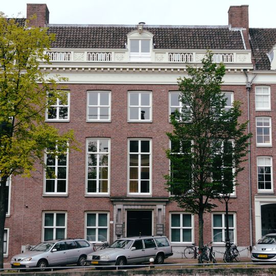Dubbel huis met gevel onder rechte lijst met balustrade