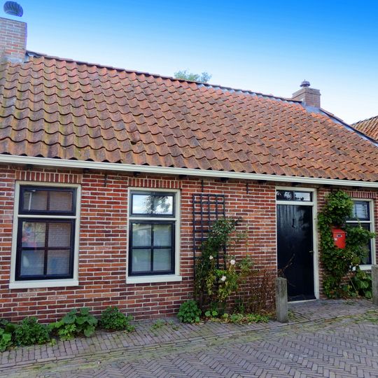 Landelijk pand onder zadeldak met nok evenwijdig aan de straat