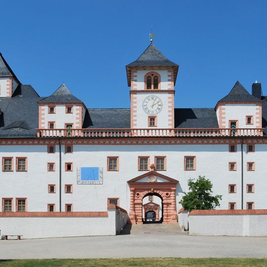 Sachgesamtheit Jagdschloss Augustusburg mit folgenden Einzeldenkmalen: Jagdschloss als geschlossene Vierflügelanlage mit Hauptportal im nördlichen Torflügel, südlichem Torflügel, östlicher Schlosskapelle sowie Innenausstattung, nördlich der Sc