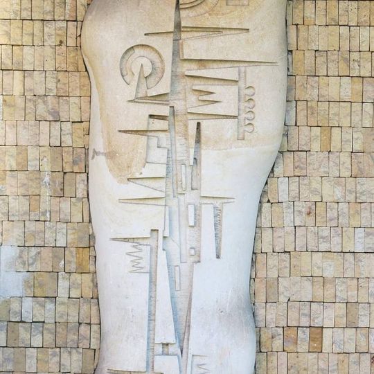 Abstraktní reliéf na budově bývalé pošty sídliště Skřivánek v Ústí nad Labem