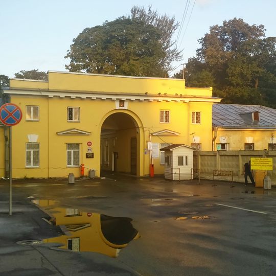 Святые ворота с богадельней и часовней