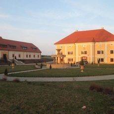 Kašna u Golf Klubu Alfrédov severně od Kostelce