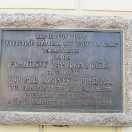 Pamětní deska padlých parašutistů na budově radnice v Rovensku pod Troskami