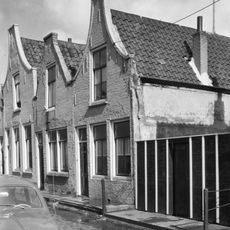 Huis met klokgevel aan de straat