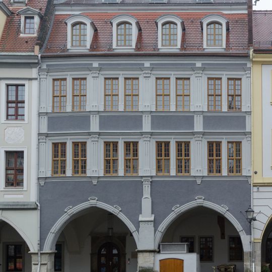 Wohnhaus in geschlossener Bebauung, mit Gaststätte Goldener Baum Untermarkt 4
