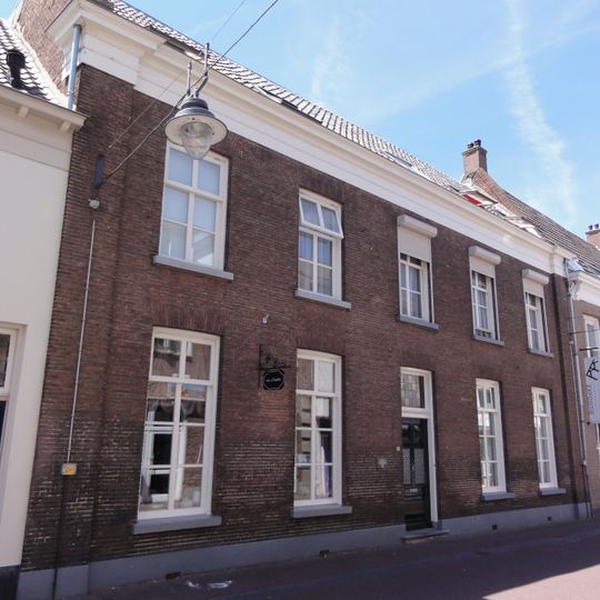 Pand met verdieping en zadeldak